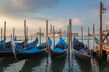 Venezia. Gondole ormeggiate al Molo di Palazzo Ducale verso l' isola di San Giorgio Maggiore