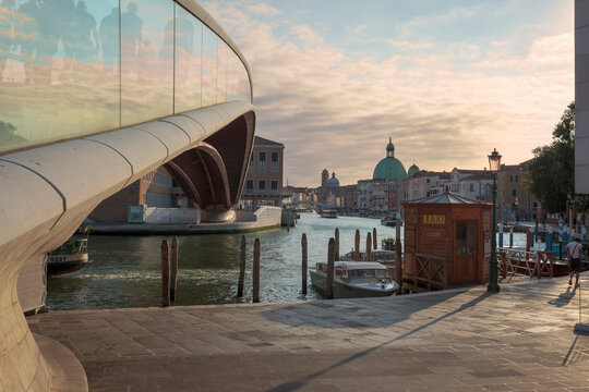 Venezia. Ponte della Costituzione sul Canal Grande, da Ple Roma verso Santa lucia al tramonto