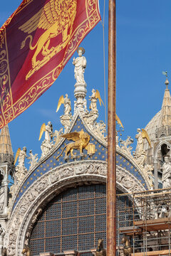 venezia. Facciata arcone centrale della Basilica di San Marco, con gonfalone