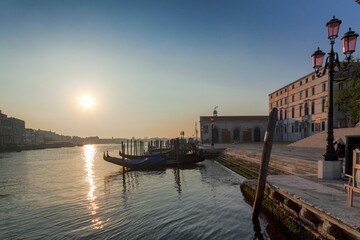 Venezia, Campo della Salute con gondole sul Canal Grande all'aba.