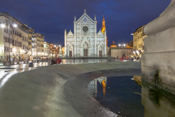 Firenze. Basilica di Santa Croce con fontana al crepuscolo.