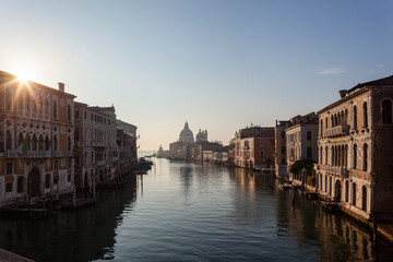 Venezia. Palazzi sulle Rive del Canal Grande all' alba verso La Salute.