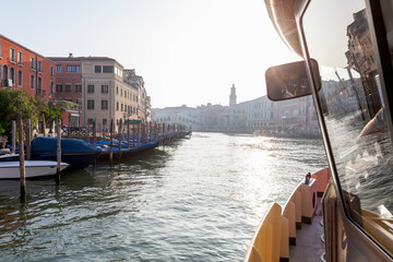 Venezia, Veduta del Canal Grande verso Rialto dal vaporetto - obrazy, fototapety, plakaty