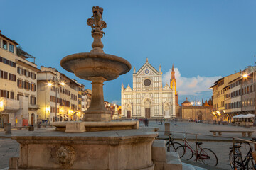 Fototapeta na wymiar Firenze. Basilica di Santa Croce nella piazza omonima con fontana