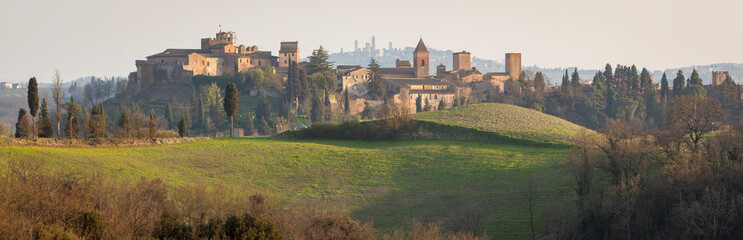 Certaldo Alto. Firenze. Panorama del Borgo sullo sfondo delle torri di San Gimignano. al tramonto - obrazy, fototapety, plakaty