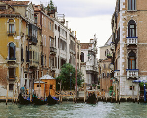 Venezia. Canal Grande. Stazione di gondole alla Chiesa di Santa Maria del Giglio
