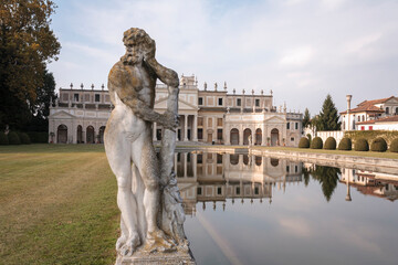 Strà, Venezia. Piscina con statue di Villa Pisani.