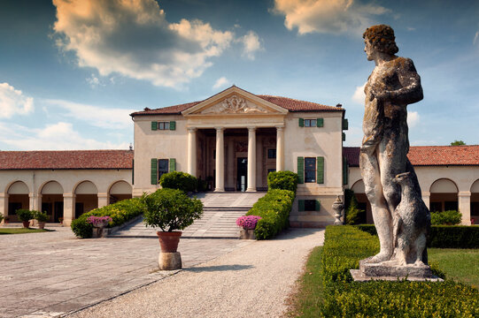 Fanzolo, a Vedelago, Treviso. Facciata di Villa Emo con statua e barchesse