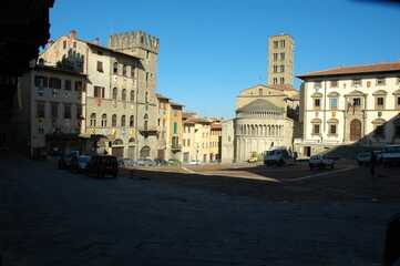 Fototapeta na wymiar Arezzo. Piazza Grande con la Pieve e i palazzi. 