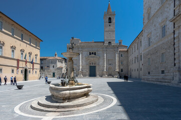 Ascoli Piceno. Piazza Arringo con fontana verso la cattedrale.