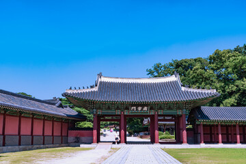 Obraz premium Sokjangmoun in Changdeokgung palace, Seoul Korea