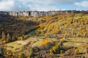 Obraz premium Paysage des falaises de Saint-Romain pendant l'automne. Une forêt automnale et une falaise.
