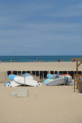 Planches de surf rangées sur la plage