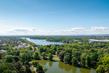 Blick von oben über eine typische Landschaft mit See