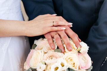 Obraz na płótnie Canvas Wedding rings on wedding day 