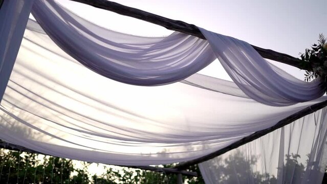 Bypass of the chuppah in the wedding hall