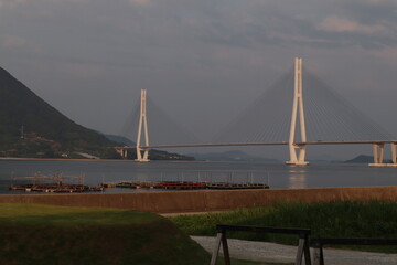 Obraz premium 大三島から望む夕焼けの多々羅大橋