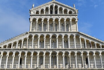 Fototapeta na wymiar Duomo romanico di Pisa al Campo dei Miracoli (Italy) - XI secolo