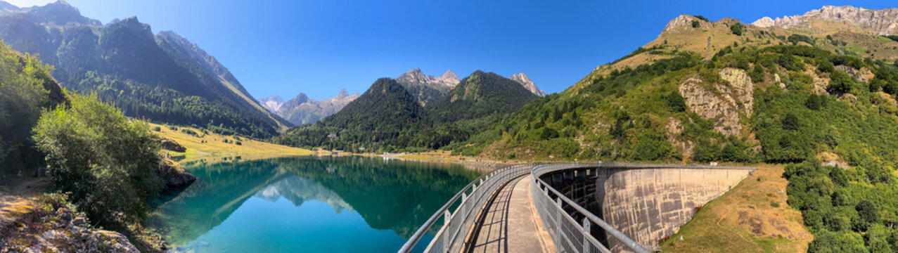 Paysage de montagne et barrage sur un lac des Pyr&eacute;n&eacute;es en France.