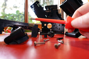 defekter Kaffeeautomat wird repariert, gewartet und gereinigt 