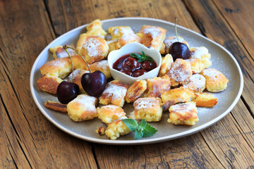 Kaiserschmarrn mit Kirschen