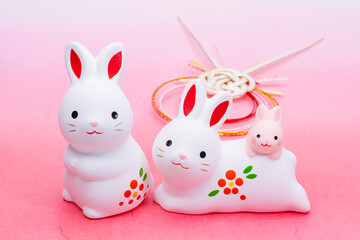 Obraz premium 写真素材:令和5年・2023年の干支は卯（う・うさぎ） 卯年の年賀状素材（和風、和紙、千代紙、お正月小物等）