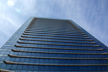 Fototapeta na wymiar 青空と下から見上げた高層ビル