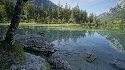 wünderschöner bergsee mit bergen und Flüssen