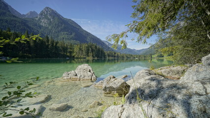 wünderschöner bergsee mit bergen und Flüssen