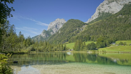 wünderschöner bergsee mit bergen und Flüssen