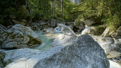 wünderschöner bergsee mit bergen und Flüssen