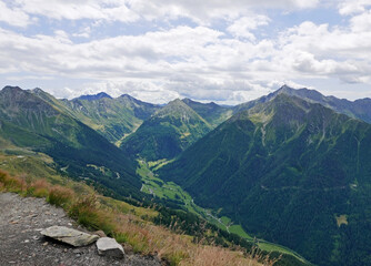 bellissimo e scenico panorama montano in estate