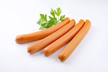 Traditionelle rohe deutsche Bockwurst angeboten als Draufsicht auf weißem Hintergrund mit Textfreiraum