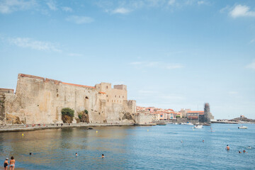 Fototapeta na wymiar Le château de Collioure. Le port de Collioure. La ville de Collioure. Une forteresse au bord de la mer. Une ville médiévale portuaire.