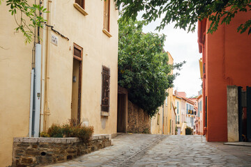 Une vieille rue pavée dans un village de France. Une rue de Collioure. Des maisons colorées dans...