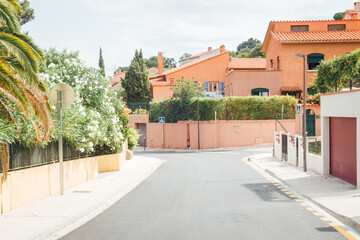 Vue d'une rue de Collioure. Une rue de village du sud de la France. Une rue vide. Personne dans une rue en été.