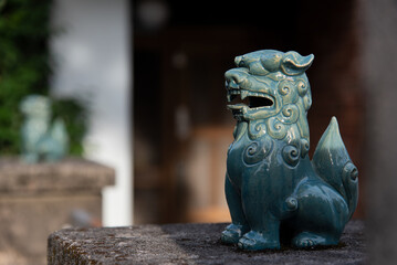 Fototapeta na wymiar 沖縄の玄関の両側に設置された守神の陶器のシーサー