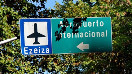 Schilderijen op glas Highway sign for the Ezeiza Airport in Buenos Aires, Argentina © Angela
