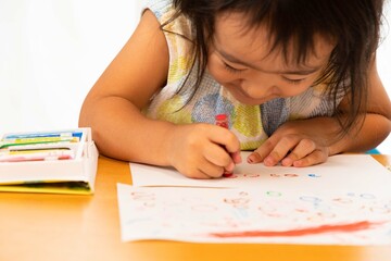 お絵描きをする女の子