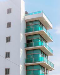 Edificio con balcones de cristal