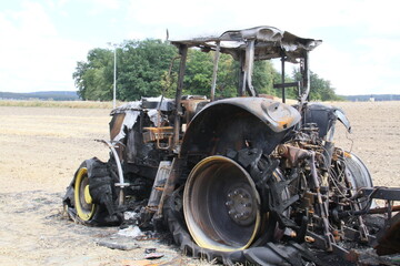 ausgebrannter traktor strohpresse