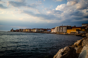 Obraz premium view of the city at sunset