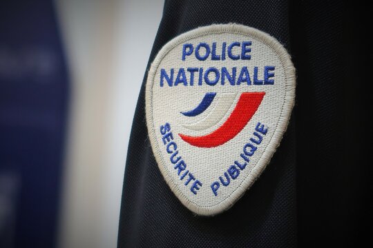 "Police nationale – Sécurité publique" inscrit sur un écusson brodé, insigne officiel sur l’uniforme d’un policier français – juin 2022 (France)