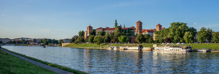 Widok na Zamek królewski Wawel w Krakowie z brzegu rzeki Wisła. Piękna letnia pogoda w Polsce.