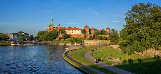 Obraz na płótnie Canvas Widok na Zamek królewski Wawel w Krakowie z brzegu rzeki Wisła. Piękna letnia pogoda w Polsce.