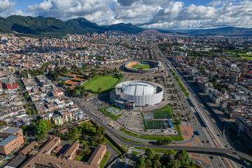 Carrera 30 de la ciudad de Bogotá ( Colombia), donde se puede visualizar el movistar arena y el estadio el campin y el lago del parque de los novios en primer plano y al fondo el centro de la ciudad. © Andres Mogollon