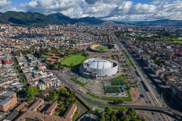 Carrera 30 de la ciudad de Bogotá ( Colombia), donde se puede visualizar el movistar arena y el estadio el campin y el lago del parque de los novios en primer plano y al fondo el centro de la ciudad.