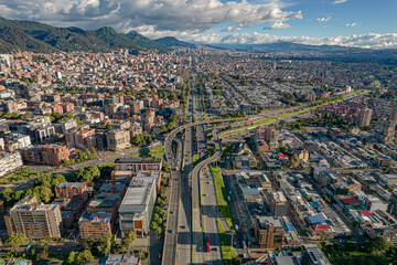 Autopista norte de Bogotá (Colombia ) a la altura de la av NQS, Usaquen y al fondo el centro...