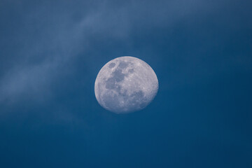 fotografia de la lunadurante el dia con pocas nubes