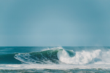 Obraz premium Wellen im Atlantik, Sturm Beachbreak offshore, Surfing